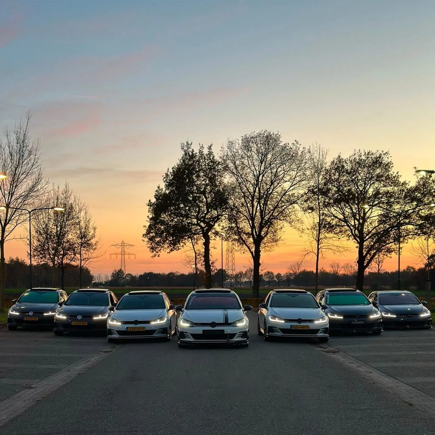 Zeven Volkswagen Golfs bij zonsondergang tijdens een rit van Sabr and Friends