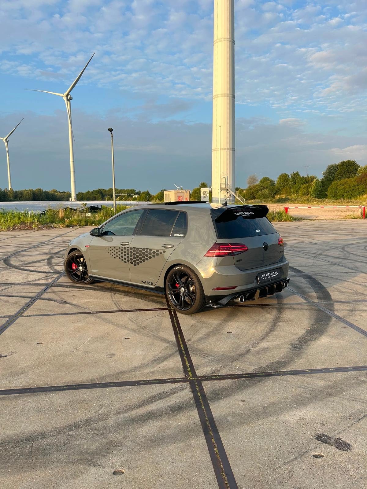 Een Volkswagen Golf GTI TCR bij zonsondergang