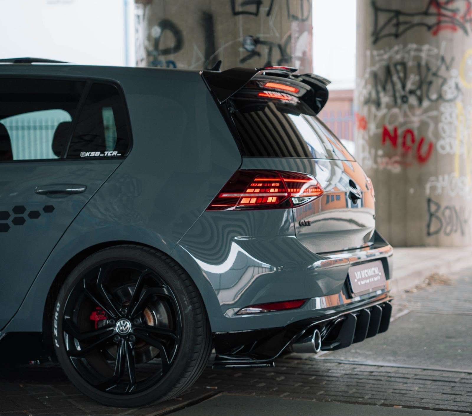 Een Volkswagen Golf GTI TCR onder een viaduct
